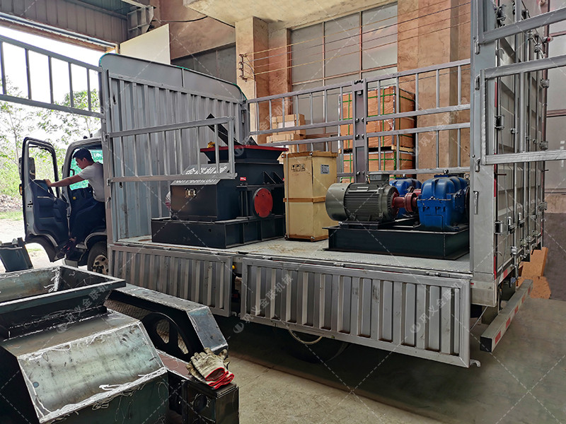 2PG800*600對輥破碎機(jī)發(fā)往重慶_破碎鵝卵石